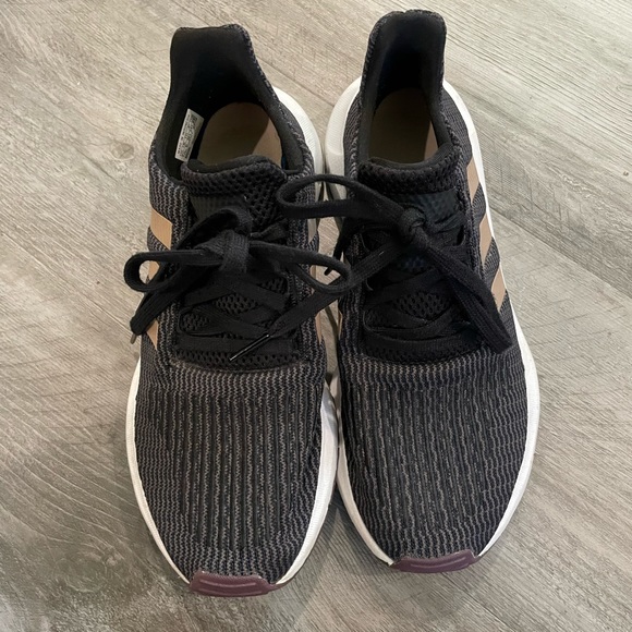 Nike sneakers B37717 - black with nude lines - Picture 2 of 3